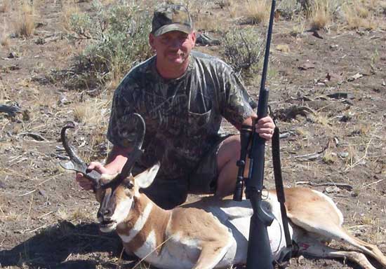 Sam Treat took this antelope†from†Lassen County in California.† 14 1/2 inches with nice scoops.† Weatherby 257 mag at 400 ya